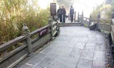 云南某景區(qū)一游客不小心墜河.